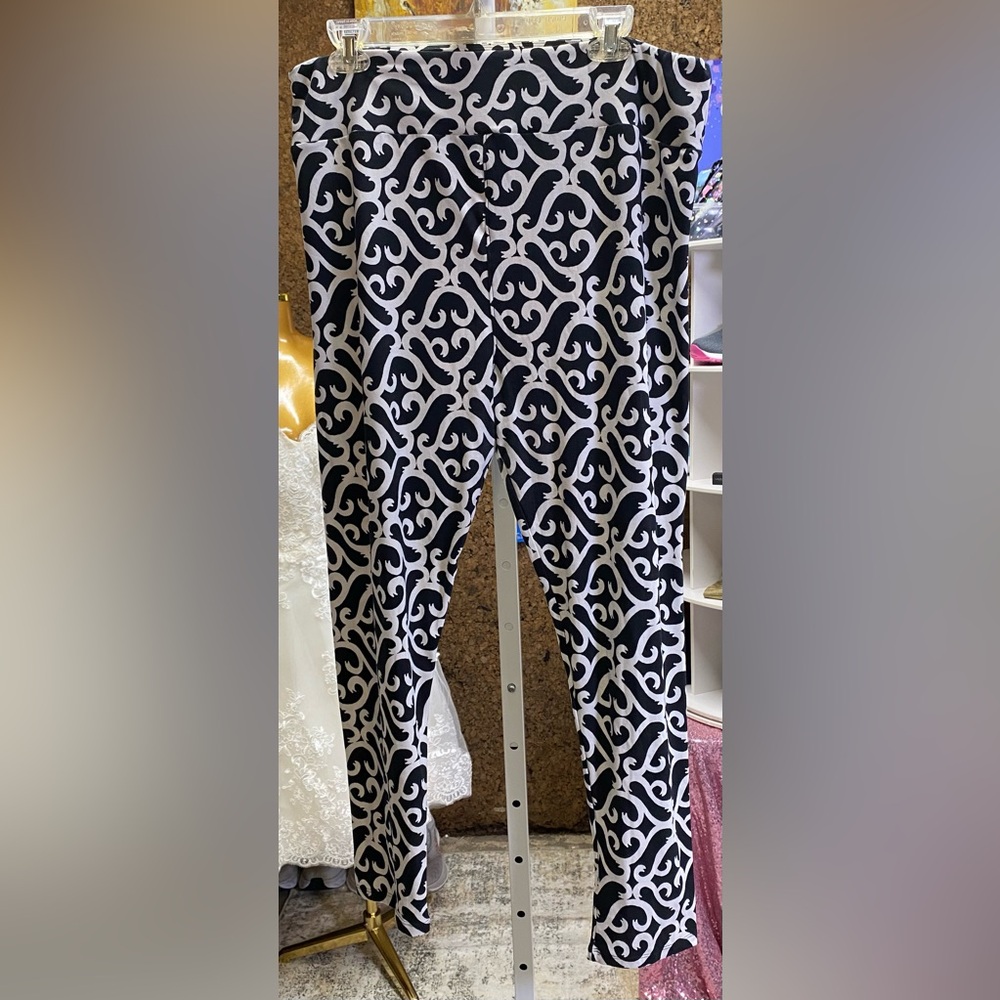 LuLaRoe Black and White Patterned Leggings, size L
